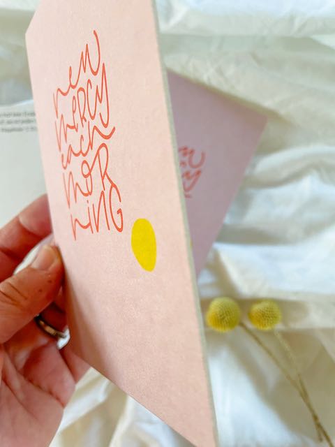 new mercy each morning, seine Gnade ist jeden Morgen neu, Postkarte mit Bibelvers, Geschenk für Christen. lettersandbeauties