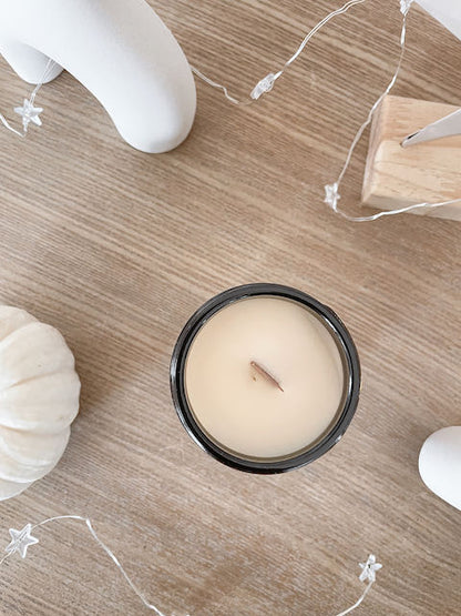 Duftkerze mit weihnachtlicher Orange