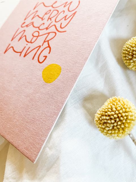 new mercy each morning, seine Gnade ist jeden Morgen neu, Postkarte mit Bibelvers, Geschenk für Christen. lettersandbeauties